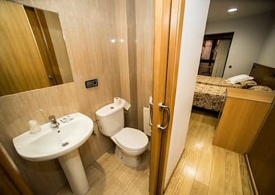 Baño y habtiacion del Hostal Caballeros