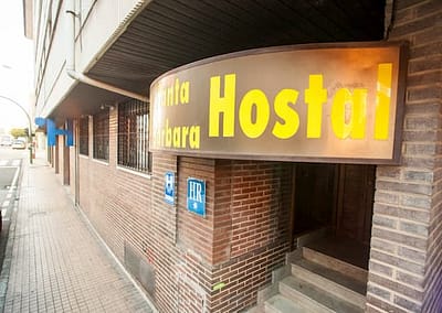 Fachada de hotel barato en Soira - Hostal Santa Bárbara