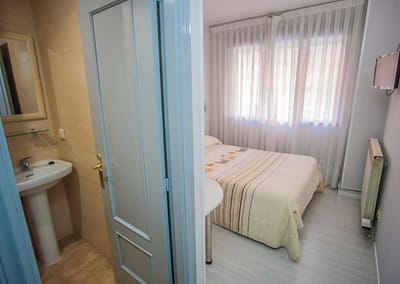 Baño y habitación del Hostal Santa Bárbara