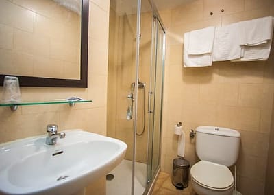 Cuarto de baño de habitación triple de Hostal Santa Bárbara