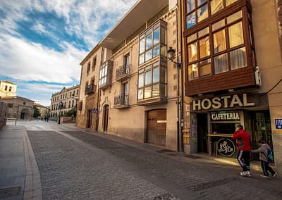 Alrededor del Hostal Caballeros de Soria con gente caminando por la calle caballeros de Soria