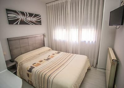Habitación doble de matrimonio en el Hostal Santa Bárbara de Soria